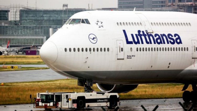 Не "дами" и "господа", занапред на борда на самолета ще сте: "Скъпи гости"!