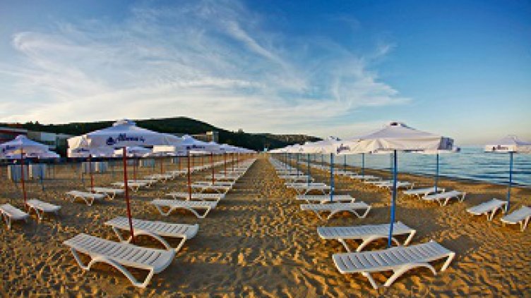 Министър Ангелкова: На морските плажове ще се предлага чадър и шезлонг между 2 и 4 лв.  