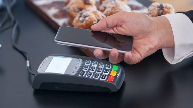 Над половината български банки планират пускане на мобилни разплащания