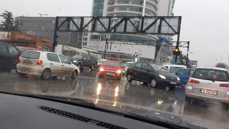 Неработещ светофар на бул. „Владислав Варненчик“ предизвика хаос