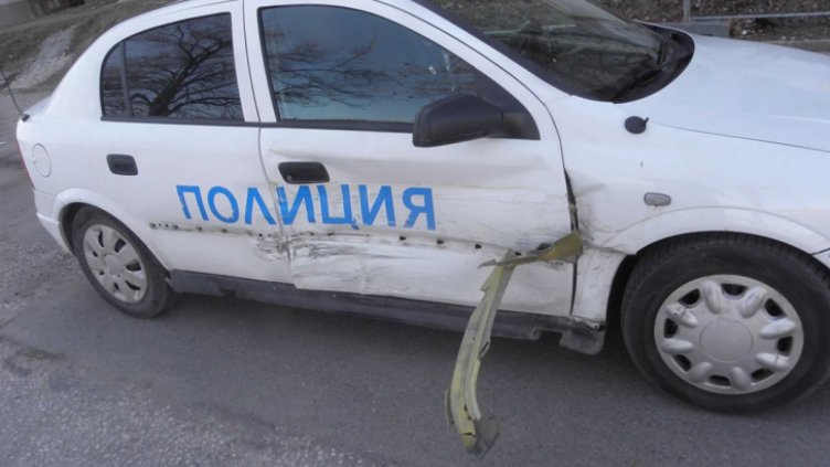 "Ситроен" тръгна на таран срещу полицейска патрулка