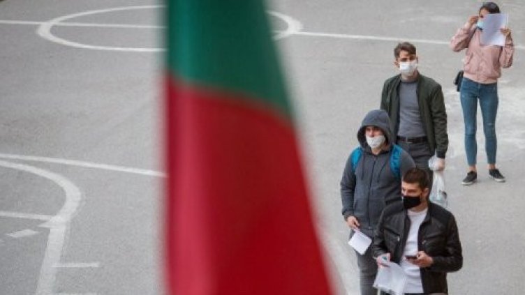 15 000 пазят матурите, само двама болни пропускат изпита