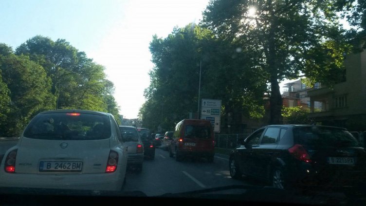 Километрично задръстване на пътя за комплексите заради рали Златни пясъци