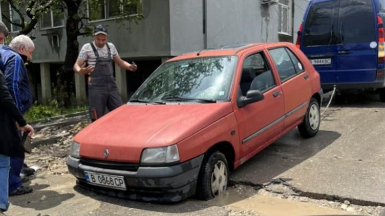 Кола пропадна в изкоп до Вятърната мелница