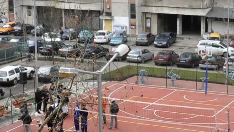 Шофьор не успя да вземе завой, нахлу в спортна площадка