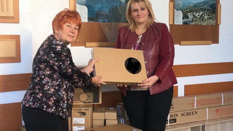 Община Варна обзаведе с компютри и техника пет училища и детска градина (СНИМКИ)