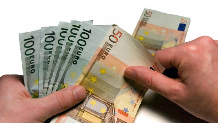 Гъркиня скрила близо половин милион лева по талията си