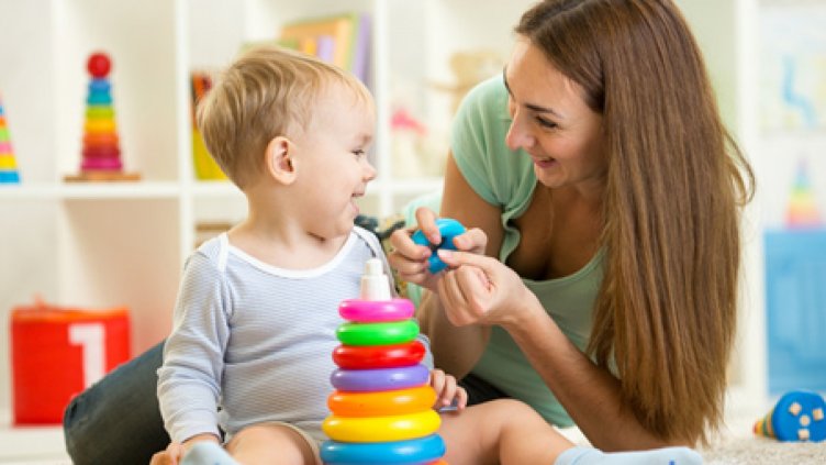 Нов прием на заявления от родители за осигуряване на детегледачи от държавата във Варненско