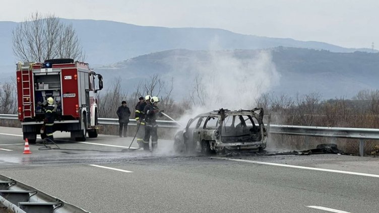 Автомобил се запали на АМ "Струма" 