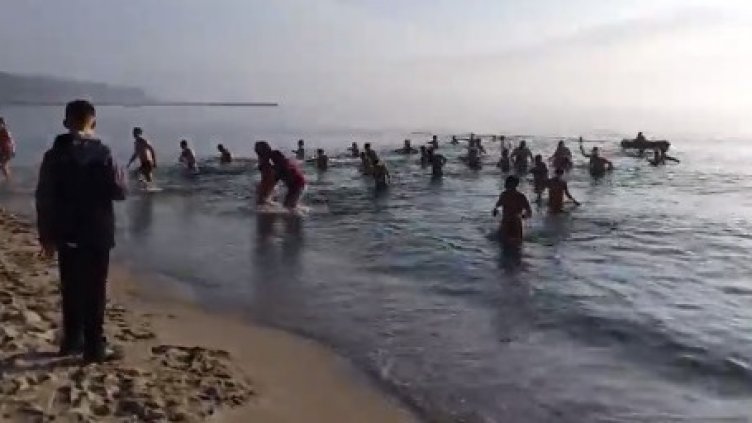 Варненци посрещнаха 2024-а с плуване в Черно море