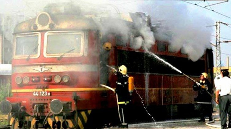 Пламна локомотив на влака Бургас-Сливен