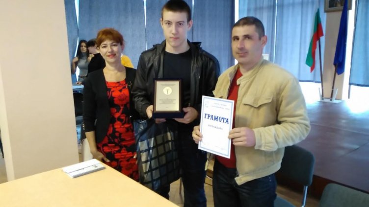 Христо Христов (в средата) с треньора си Живко Николов и директорът на Спортно училище Евелина Янчева.