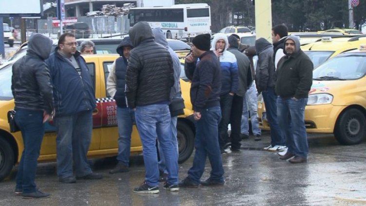 Варненски таксиджии “на нож” срещу патентния данък