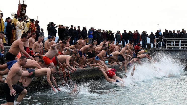 Близо 80 варненци се хвърлиха в морето за богоявленския кръст