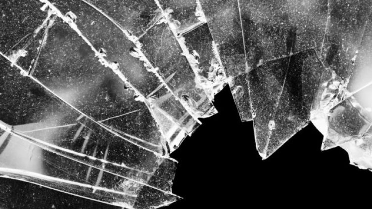 Четирима души са пострадали при счупване на стъкло във Варна по време на бурята