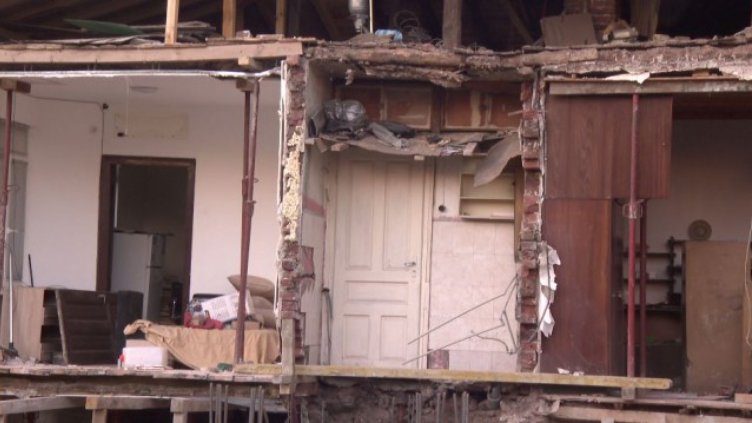 Строеж в София събори стената на обитаема къща