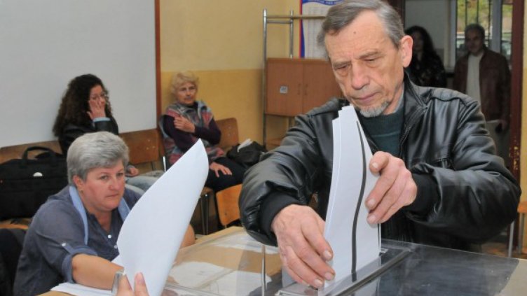 Кърджалийци гласуват като под строй