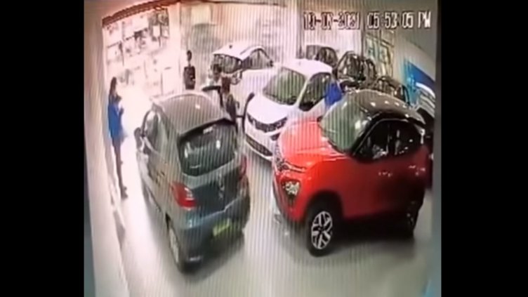 Драма в автосалон: Дилърът ти обяснява, ти даваш газ и през витрината (ВИДЕО)