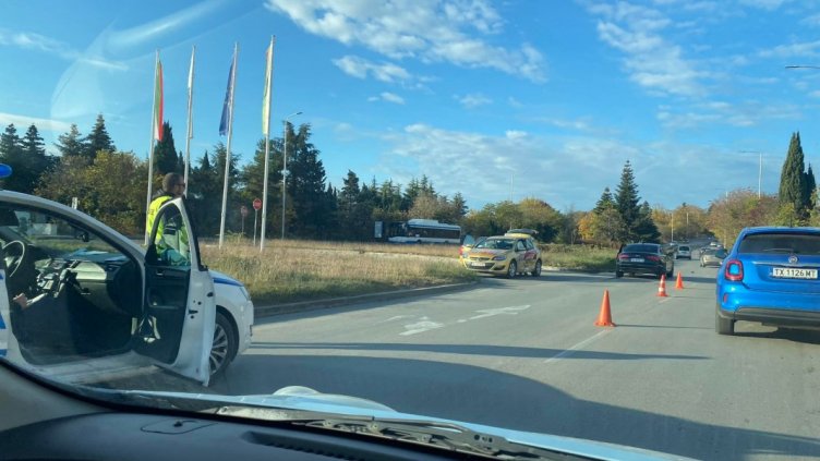 Катастрофа затрудни трафика към курортните комплекси във Варна