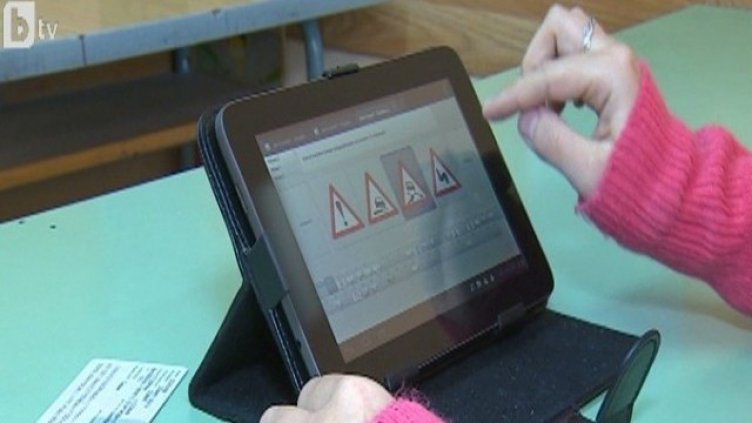 Българите в чужбина ще сменят шофьорските си книжки по електронен път