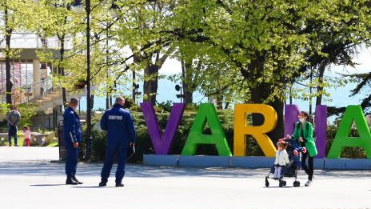 Спипаха млада чужденка с близо 20 гр. трева в Морската градина на Варна 