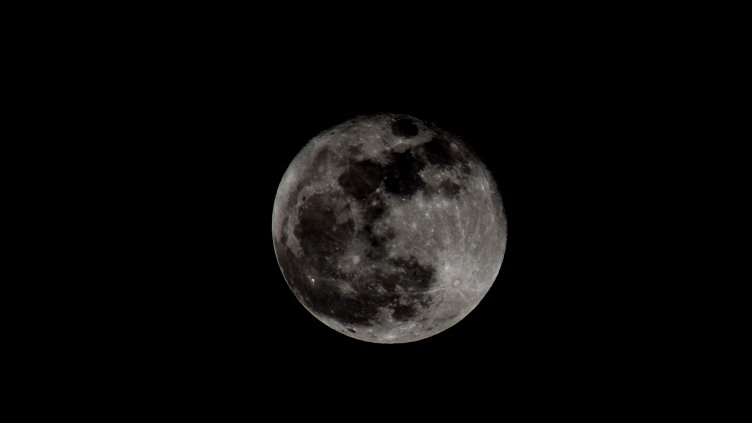 Новата година започна със Супер Луна (СНИМКИ)