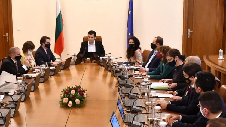 Разделят министерството на Нинова, половината го дават на Лорер