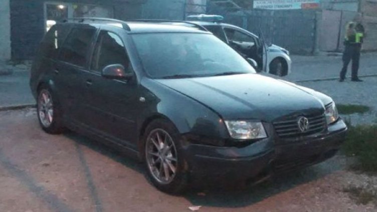 10-годишно втрещи полицаи, подкара "Фолксваген" и се удари в стена