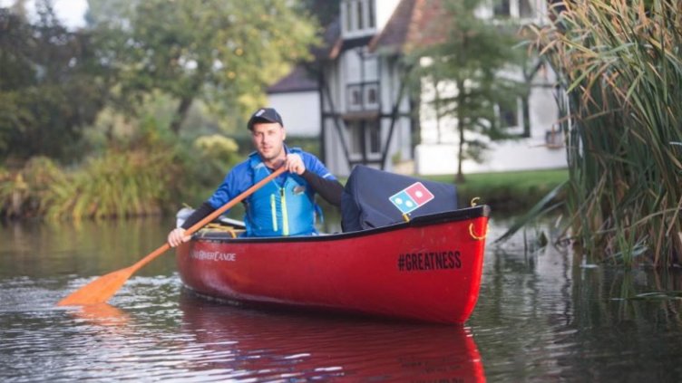 Доставят пици с… кану