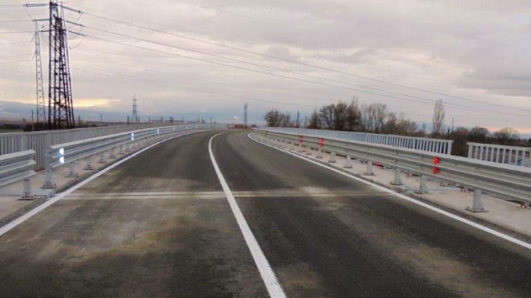 ТИР натоварен с олио се обърна на магистрала "Хемус" край Шумен