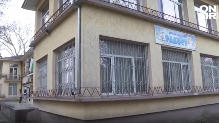 Баща вкара директорка на градина в болницата (ВИДЕО)