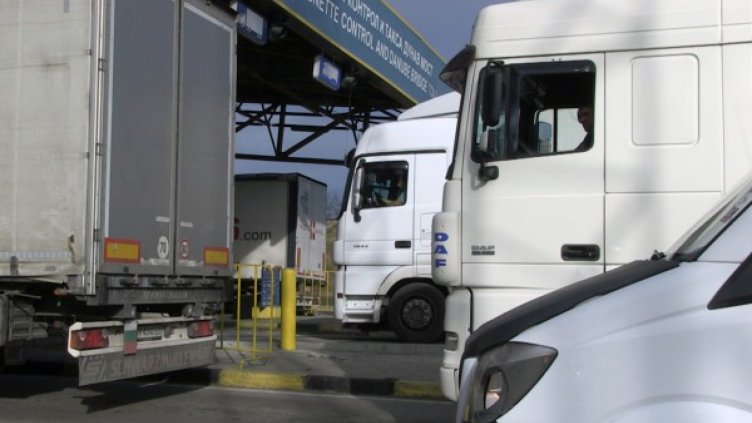 Трети ден опашки на "Дунав мост", трети ден нерви