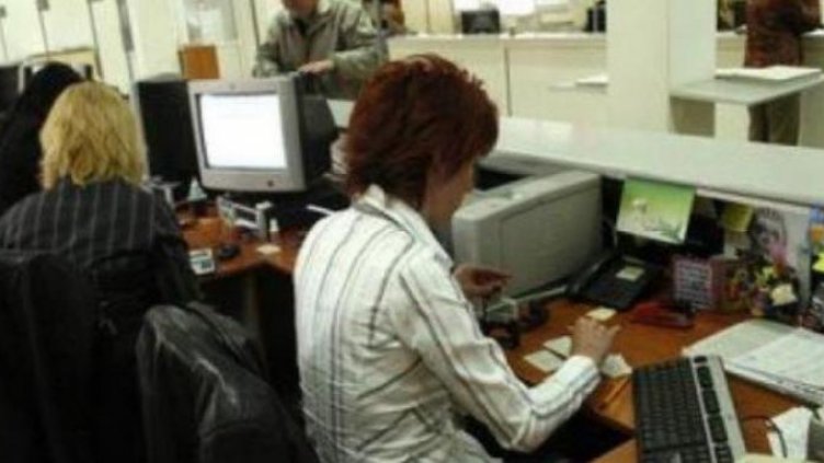 Заплатите им растат, а и са сигурни... Навалица за чиновници из страната