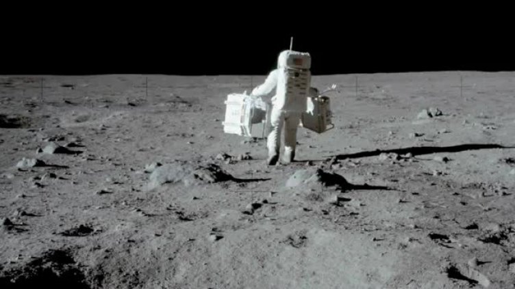 Метеорити заличават стъпката на Нийл Армстронг на Луната