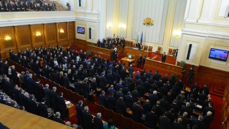 Дрескод в парламента: Сбогом на белите чорапи и искрящите цветове