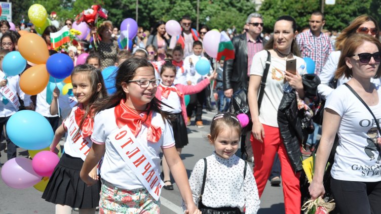 МНОГО УЧЕНИЦИ закичиха гордо лентата отличник в края на учебната година. Снимка ПЛАМЕН ГУТИНОВ