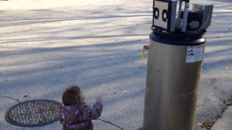 Дете сбърка бойлер с робот: Обичам те!