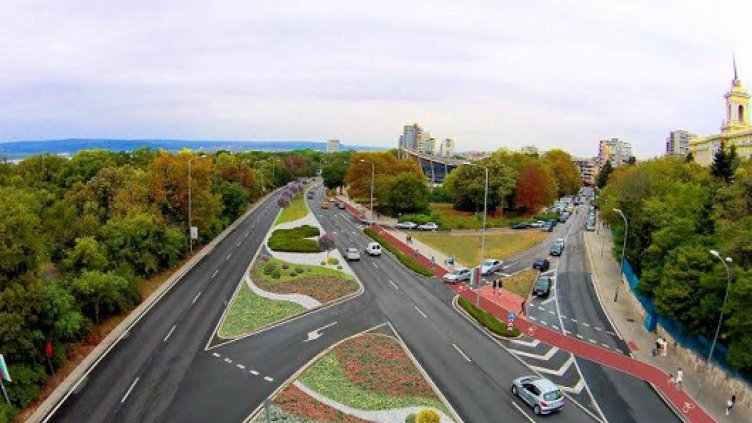 Над 600 елемента и 43 км светещи гирлянди украсяват Варна