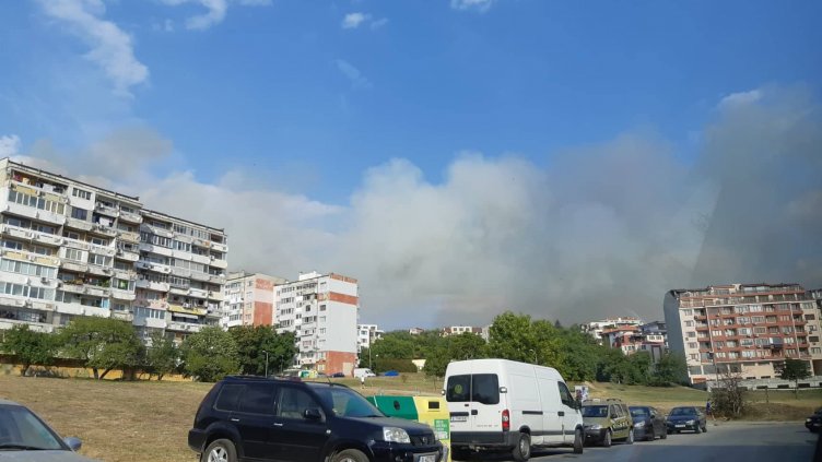 Огромен пожар гори край Варна (СНИМКИ)