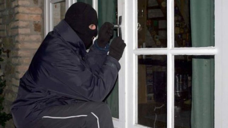 21-годишен открадна два телевизора и бижута от апартамент