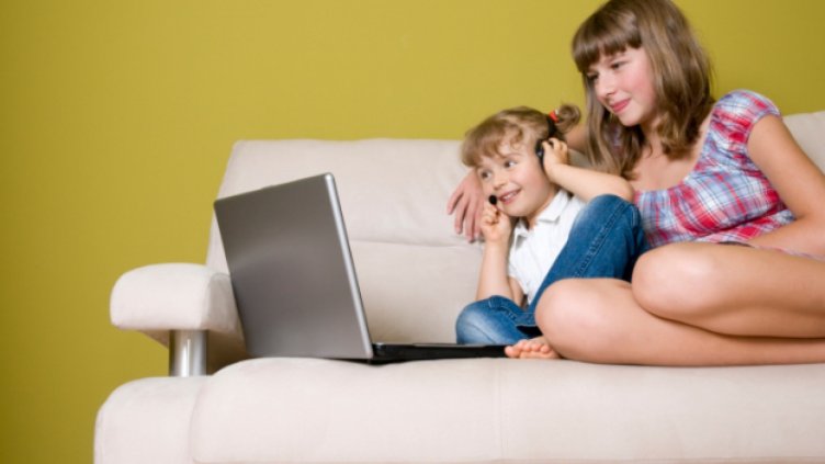 Над 260 хил. деца в България растат със „скайп родители”