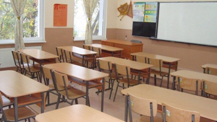 Второкласници гледат филм срещу насилието, а в него - самоубийство на дете