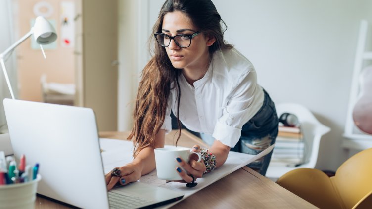 Само един от трима излиза от дома си за работа