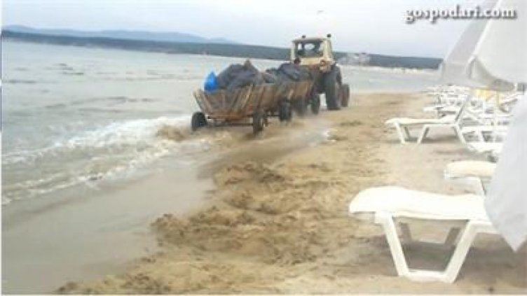 Трактор с две каруци минава с пълна газ по български плаж 