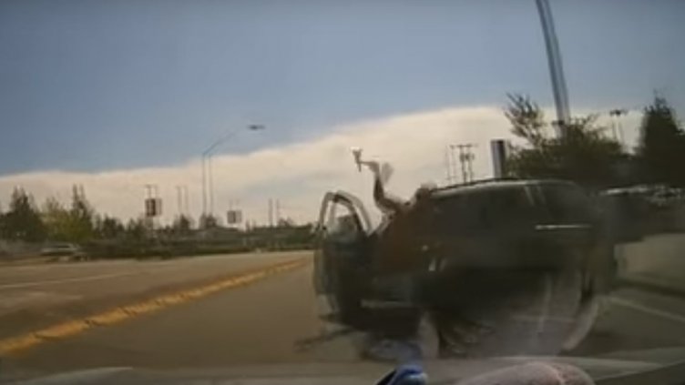 Безумие на пътя: След свада, мъж хвърли брадва по шофьор (ВИДЕО)