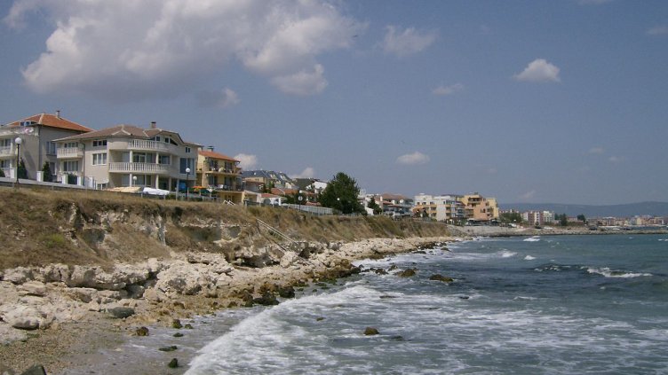 Провериха 99 заведения по морето за мерките срещу Covid-19