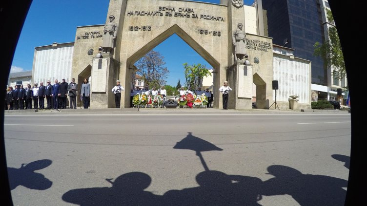 Във Варна почетохме 9 май с военни церемонии (СНИМКИ)