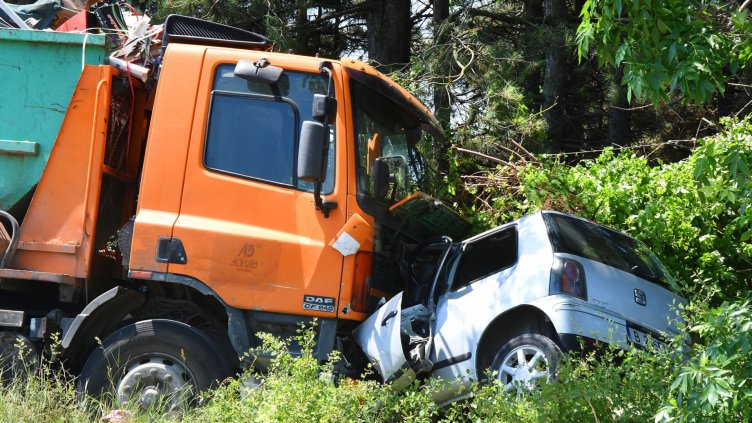 Две жени загинаха при удар на автомобил с боклукчийски камион край Варна (СНИМКИ)(Обновена)