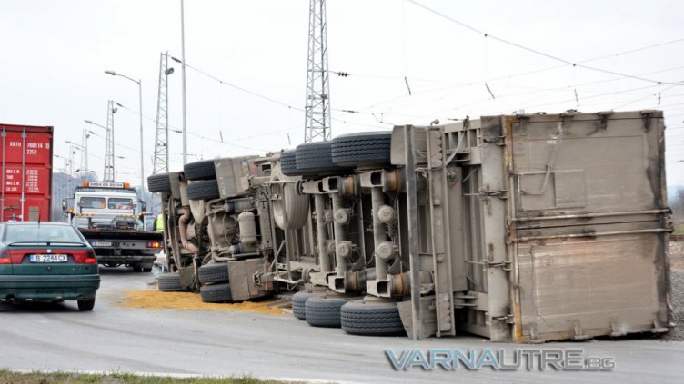 Камион се обърна, разпиля пелети