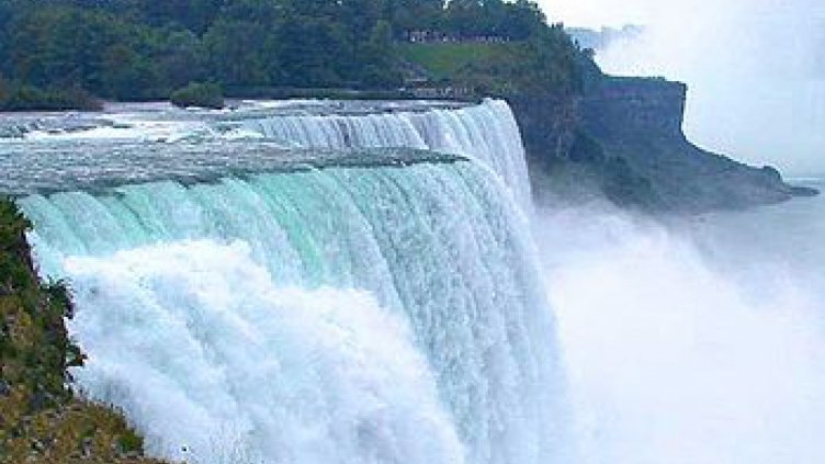 Мъж оцеля след 57-метрово падане от Ниагарския водопад 